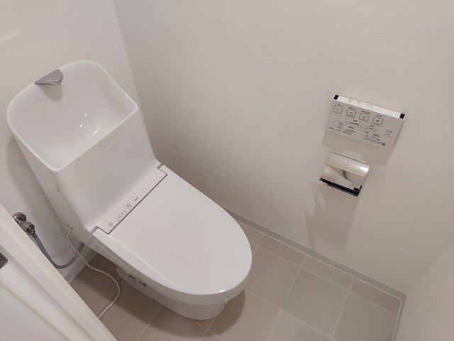 ネバーランド逆瀬川野上のトイレ|温水洗浄便座付き