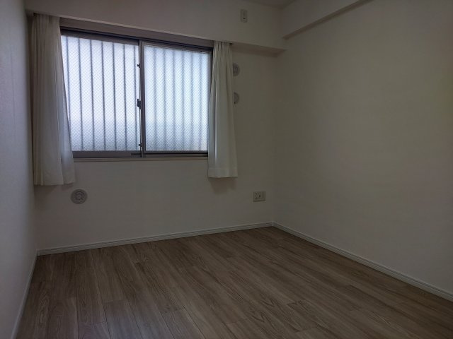 ネバーランド逆瀬川野上の洋室|洋室東側約6帖