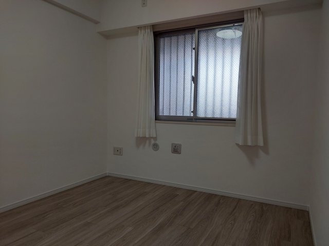 ネバーランド逆瀬川野上の洋室|洋室西側約6帖