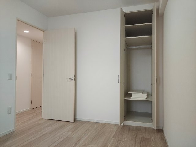 ネバーランド逆瀬川野上の洋室|洋室西側約6帖