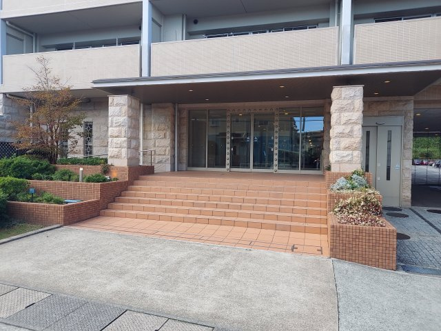 ネバーランド逆瀬川野上のエントランス