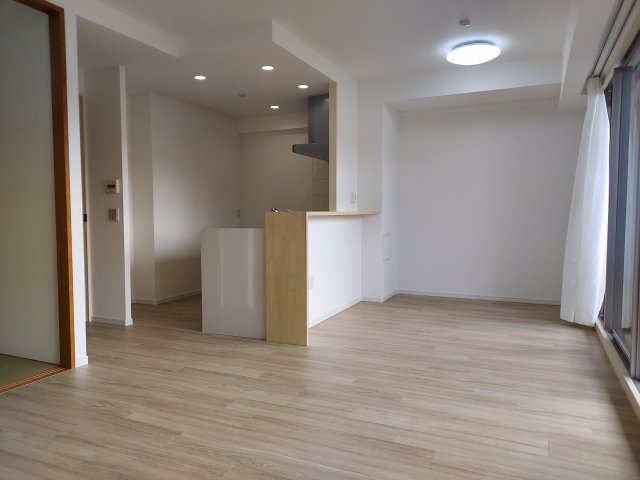 ネバーランド逆瀬川野上の居間・リビング