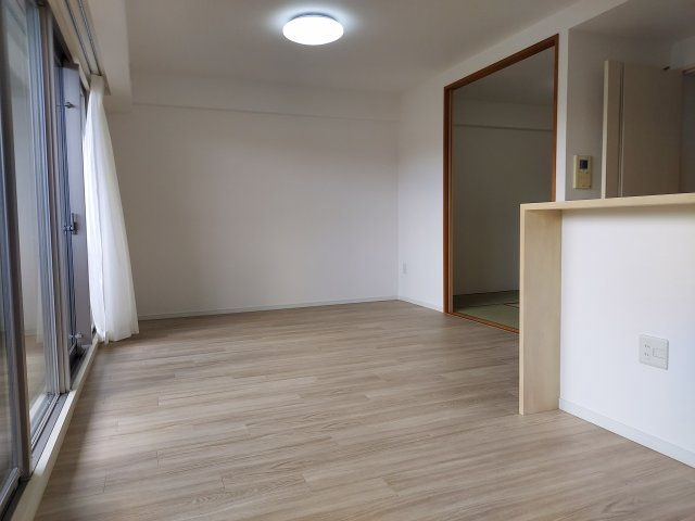 ネバーランド逆瀬川野上の居間・リビング