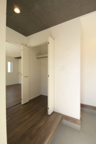 瀬戸東町３丁目　新築戸建　1号棟（全3棟）の収納|ファミリークローゼット　（1F　ホール）