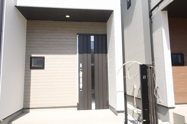 瀬戸東町３丁目　新築戸建　1号棟（全3棟）の前面道路含む現地写真|接道　南側　幅5.4ｍ　公道　接面8ｍ