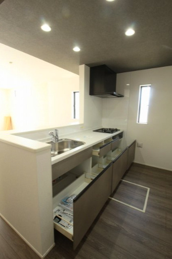 瀬戸東町３丁目　新築戸建　1号棟（全3棟）のキッチン|３口コンロ＆グリル