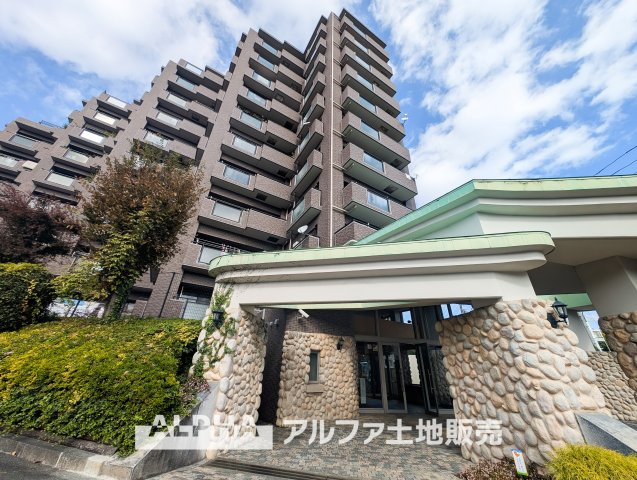 ドラゴンマンション多摩学園都市伍番館の外観|【outward appearance】
◆時を忘れる場所◆みんなが集い、食事と楽しい会話が始まる。話に夢中になり、ついつい時を忘れ夜半過ぎになってしまう。そんな束の間の幸せを感じさせてくれる場所。