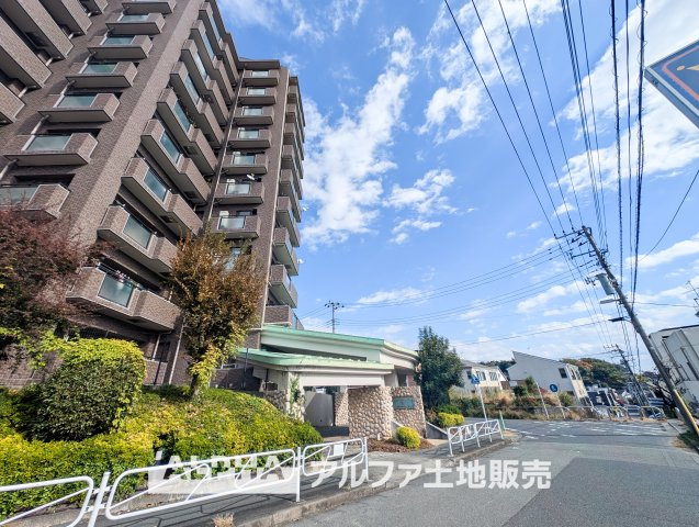 ドラゴンマンション多摩学園都市伍番館の周辺|【Add color】
◆彩りを添えて◆窓際から吹き込む清々しい風。夏の暑い時期を通り越し、少し過ごしやすくなってきた。風の唄を聴き、季節を肌で感じられる