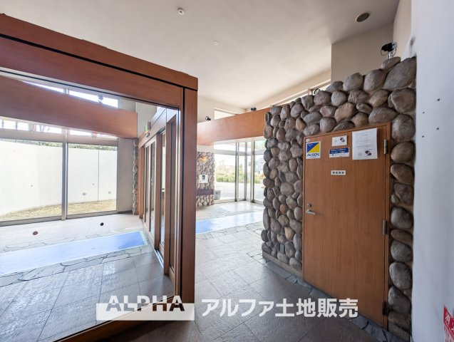 ドラゴンマンション多摩学園都市伍番館のエントランス|【bay window】
◆窓から望む◆大きな窓から降り注ぐ眩いくらいの日差し。暗い部分が一つもないことがコンセプトとなっており、家の中が全て明るいことがポイント。気持ちが高揚するお住いです。