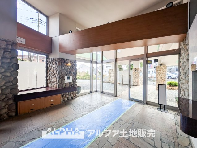 ドラゴンマンション多摩学園都市伍番館のエントランス|【Glass block】
◆ガラスブロック◆から柔らかく射し込む採光。ロビーを通るたびに優しく微笑むような木洩れ日が私達に幸せを与えてくれている。