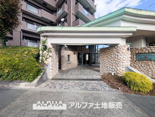 ドラゴンマンション多摩学園都市伍番館の外観|【Green orchestra】
◆四季の植栽◆広葉樹の四季の移ろいを、季節に表情を変えるグリーンとレッドのそれに呼応して変化する外観。それはまさに緑とシンパシーし鳴りやまないオーケストラの邸宅。