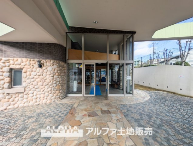 ドラゴンマンション多摩学園都市伍番館のエントランス|【Entrance】
◆エントランス◆重厚なドアーとロックらタイルのエントランスが住まう人を迎えてくれる。扉を開けると温もりと幸せと楽しさいっぱいの我が家に帰る事が出来る安心感。