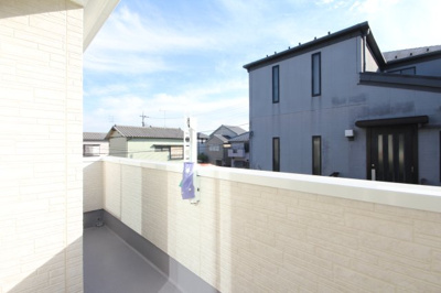 【バルコニー】 | 東町3期 | 南向きのバルコニーは陽当り良好