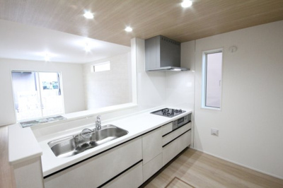【キッチン】 | 東町3期 | 広々キッチンに3口コンロにグリル付き