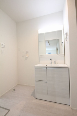 【独立洗面台】 | 東町3期 | 三面鏡の中には収納スペースがあります