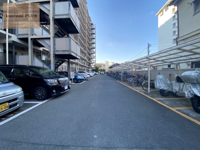 メゾンドール緑橋の駐車場