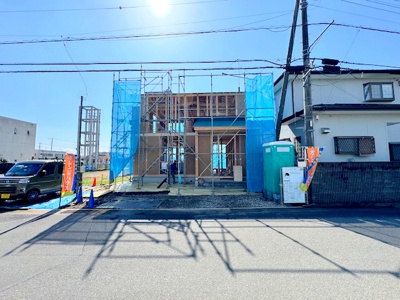 【前面道路含む現地写真】 | 厚木市関口 新築分譲住宅 全1棟 | 小学校まで徒歩1分、バス停まで徒歩2分で通勤や通学に大変便利な立地です。