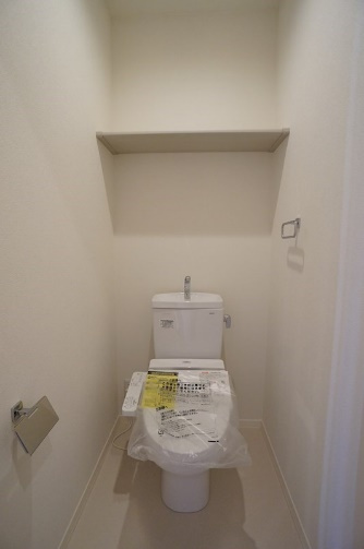 メゾン ド グラン アーブルのトイレ|温水洗浄便座♪上部に収納棚有り