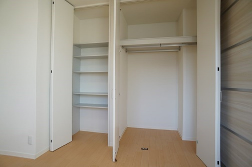 メゾン ド グラン アーブルの収納|クローゼットはハンガーパイプが2本あり奥行きがございます