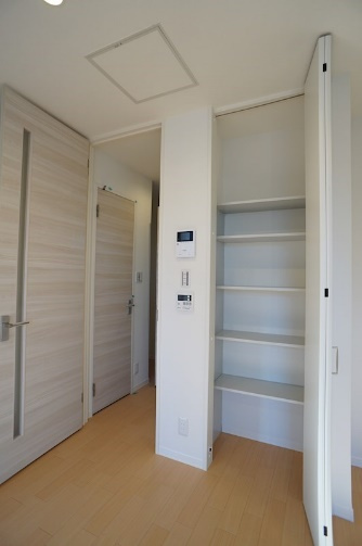 メゾン ド グラン アーブルの居間・リビング|リビングのパントリー収納