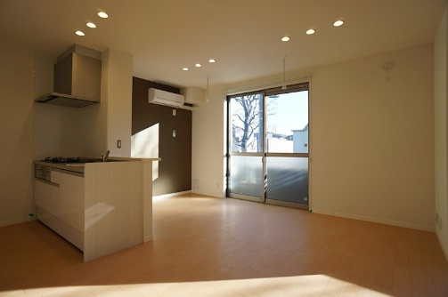 メゾン ド グラン アーブルの居間・リビング|リビングには室内物干し竿掛けがございます