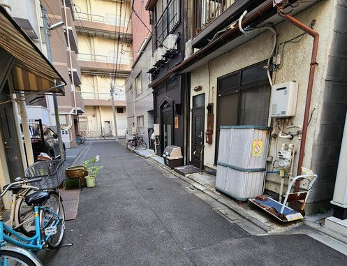 台東区雷門１丁目の戸建の前面道路含む現地写真