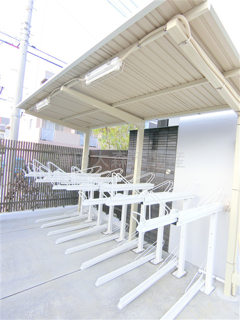 クレストコート池上六丁目のその他共用部分|屋根付きラック式の駐輪場