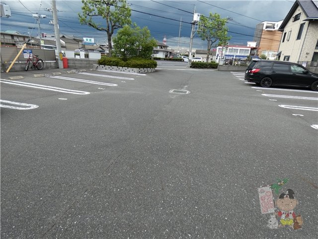 フラッツア西市の駐車場