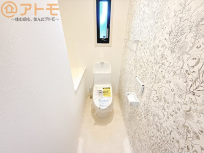 【トイレ】 | 清水区八坂西町　戸建　2号棟 | 窓もあって換気もしっかりできる清潔感のあるトイレです♪