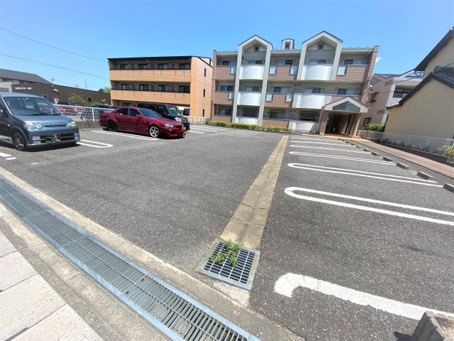 ポワールの駐車場