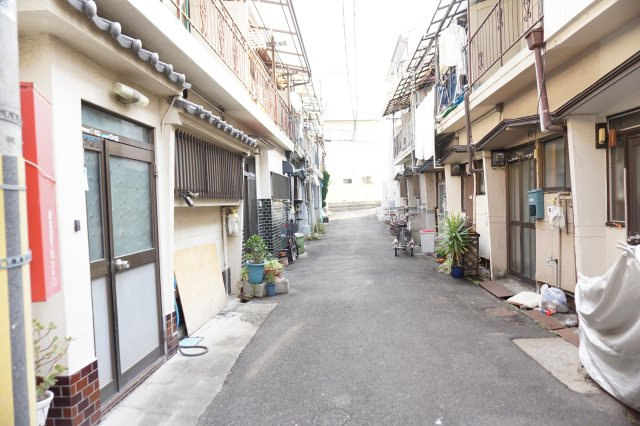 中古テラスハウス　大東市南津の辺町（昭和42年築）の前面道路含む現地写真