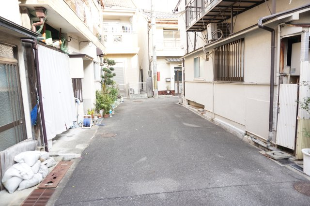 中古テラスハウス　大東市南津の辺町（昭和42年築）の前面道路含む現地写真