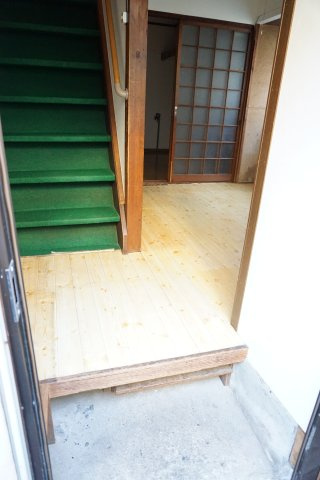 中古テラスハウス　大東市南津の辺町（昭和42年築）の前面道路含む現地写真