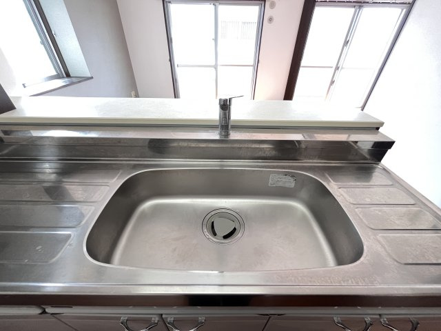 フォレストKのキッチン|反転タイプとなります。
現状優先となります。