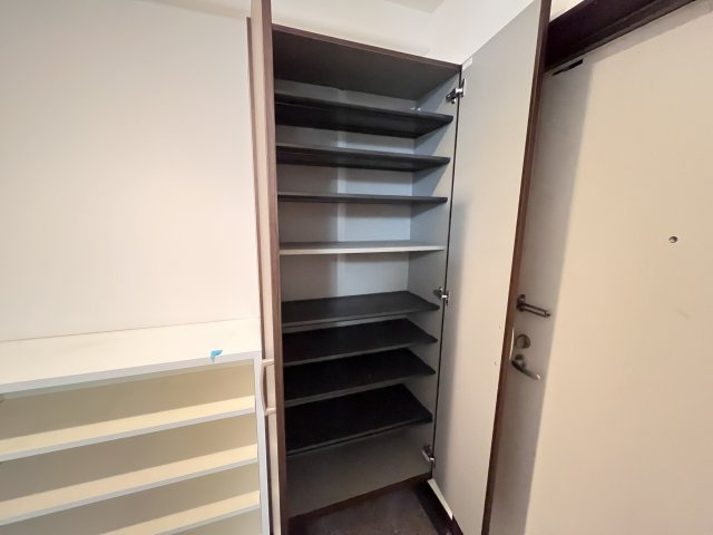 フォレストKの玄関|反転タイプとなります。
現状優先となります。