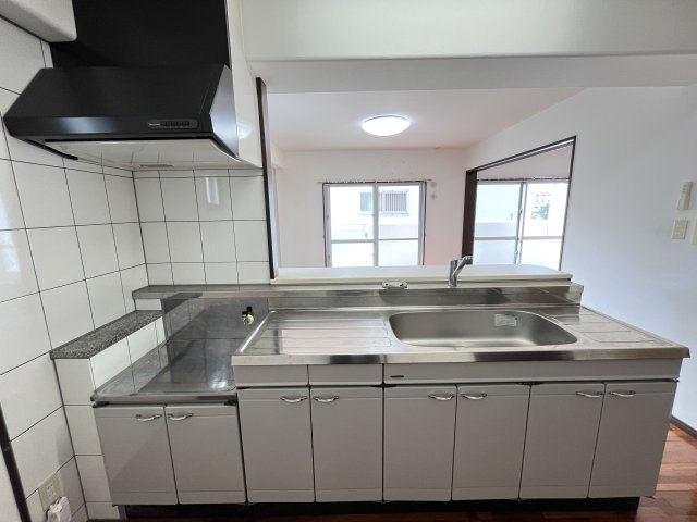 フォレストKのキッチン|反転タイプとなります。
現状優先となります。