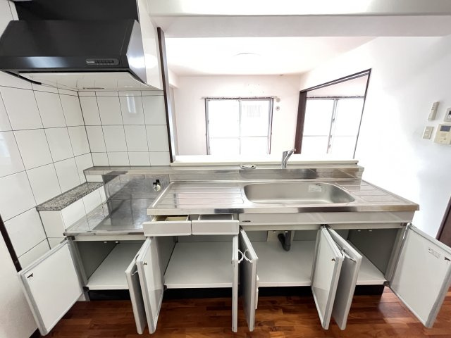 フォレストKのキッチン|反転タイプとなります。
現状優先となります。