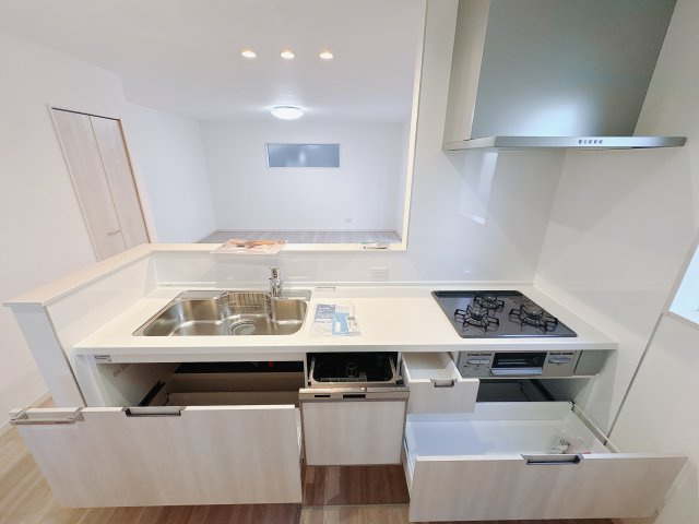 クライン宇都宮市平松第２期のキッチン|〇2号棟・キッチン〇
キッチンからリビングを見渡すことができ、家事をしながらお子様がお友達と遊んでいる様子や宿題をしている様子を見守ることができます♪
パントリーも付いています！
※2026年1月撮影