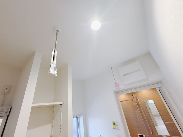 クライン宇都宮市平松第２期の収納|〇1号棟・パントリー〇
キッチン横に設けられたパントリーは、食品や日用品をすっきり収納できる頼れる存在。
見せない収納で生活感を抑え、空間を美しく保ちます。
※2026年1月撮影