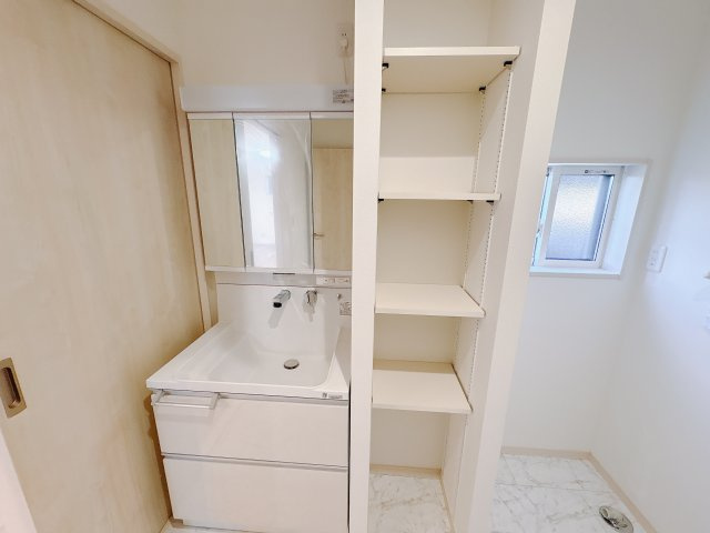 クライン宇都宮市平松第２期の独立洗面台|〇1号棟〇
洗面室には室内干しスペースもありますので急な雨でも取り込む心配が無くて安心！
家事動線も短く時短になります♪
※2026年1月撮影