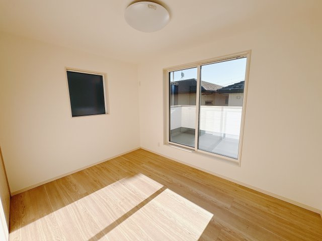 クライン宇都宮市平松第２期の収納|〇1号棟・2F・7.7帖洋室〇
2.2帖のWIC。洋服もバッグもまとめて収納できるウォークインクローゼット。見渡せるから選びやすく、毎日のコーディネートがもっと楽しくなります。
※2026年1月撮影