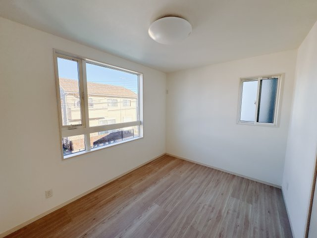 クライン宇都宮市平松第２期の収納|〇1号棟・2F・6帖洋室1〇
使いやすいクローゼット付きですので、洋服や小物をすっきり収納できてお部屋を広く使えます。毎日の身支度も快適です。
※2026年1月撮影