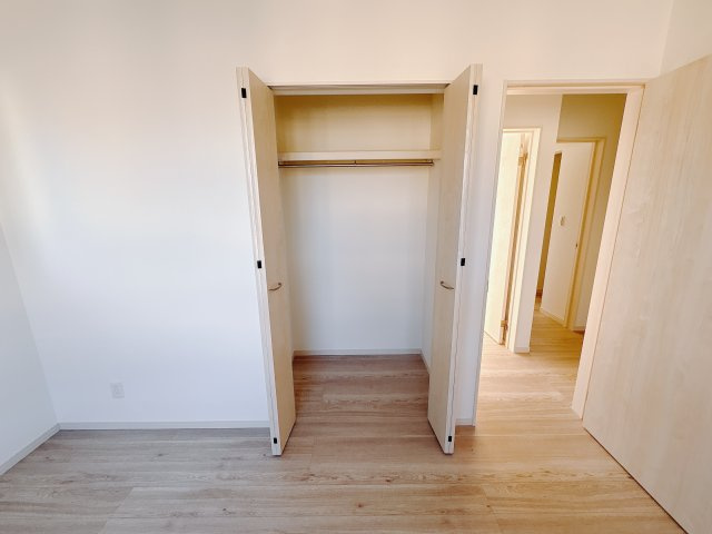 クライン宇都宮市平松第２期の洋室|〇1号棟・2F・6帖洋室2〇
ベッドと机を無理なく置ける、お子様用にちょうどいい広さのお部屋です。
自分だけの時間を大切にできて勉強にも集中できます。
※2026年1月撮影