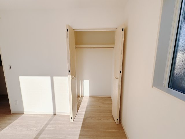 クライン宇都宮市平松第２期の収納|〇1号棟・2F・6帖洋室2〇
収納力のあるクローゼットが備わった洋室。季節の衣類や生活用品もまとめてしまえて、片付けがラクになる嬉しい空間です。
※2026年1月撮影