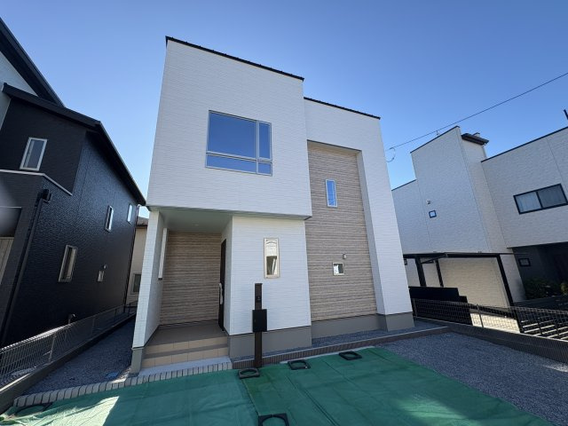 クライン宇都宮市平松第２期の外観|○1号棟外観○
2台以上の駐車スペースで、家族みんなのカーライフを快適に。車の買い替えや来客時にも困りません。
※2026年1月撮影