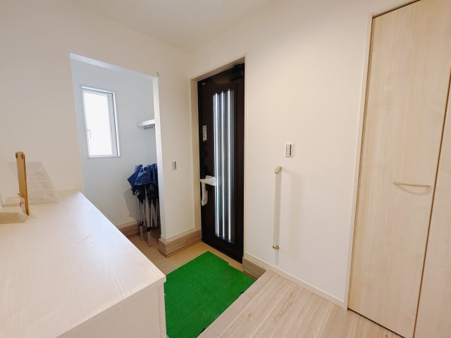 クライン宇都宮市平松第２期の玄関|〇1号棟〇
玄関入って右手には大容量シューズインクローゼット！靴だけでなく傘・ベビーカー・アウトドア用品などもまとめて収納できて◎
コートなどを掛けられるハンガーパイプ付きです！
※2026年1月撮影