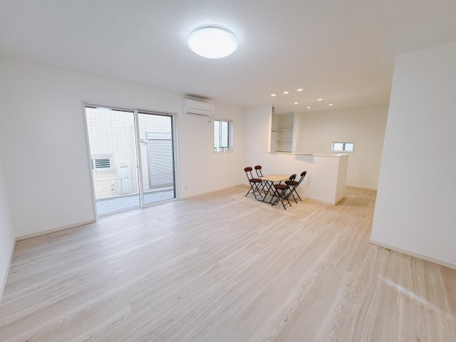 クライン宇都宮市平松第２期の居間・リビング|〇1号棟・17.7帖リビング〇
ナチュラルウッドのフローリングが優しい印象の広々リビング！
開放感とくつろぎを兼ね備えています。自然と人が集まり、笑顔があふれる暮らしを実現します。
※2026年1月撮