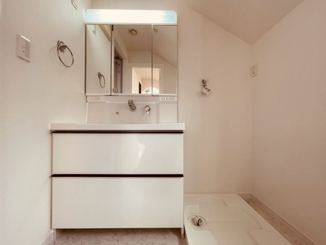 【独立洗面台】 | 練馬区南田中１丁目　中古戸建て | 大きな三面鏡が使いやすく、収納力も備えた洗面空間