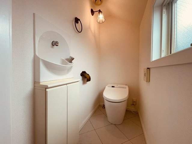 【トイレ】 | 練馬区南田中１丁目　中古戸建て | シンプルながら上質感のあるデザインで、落ち着いて使える空間