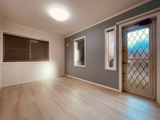 【洋室】 | 練馬区南田中１丁目　中古戸建て | アクセントクロスで、シンプルな空間に遊び心と温かみをプラス